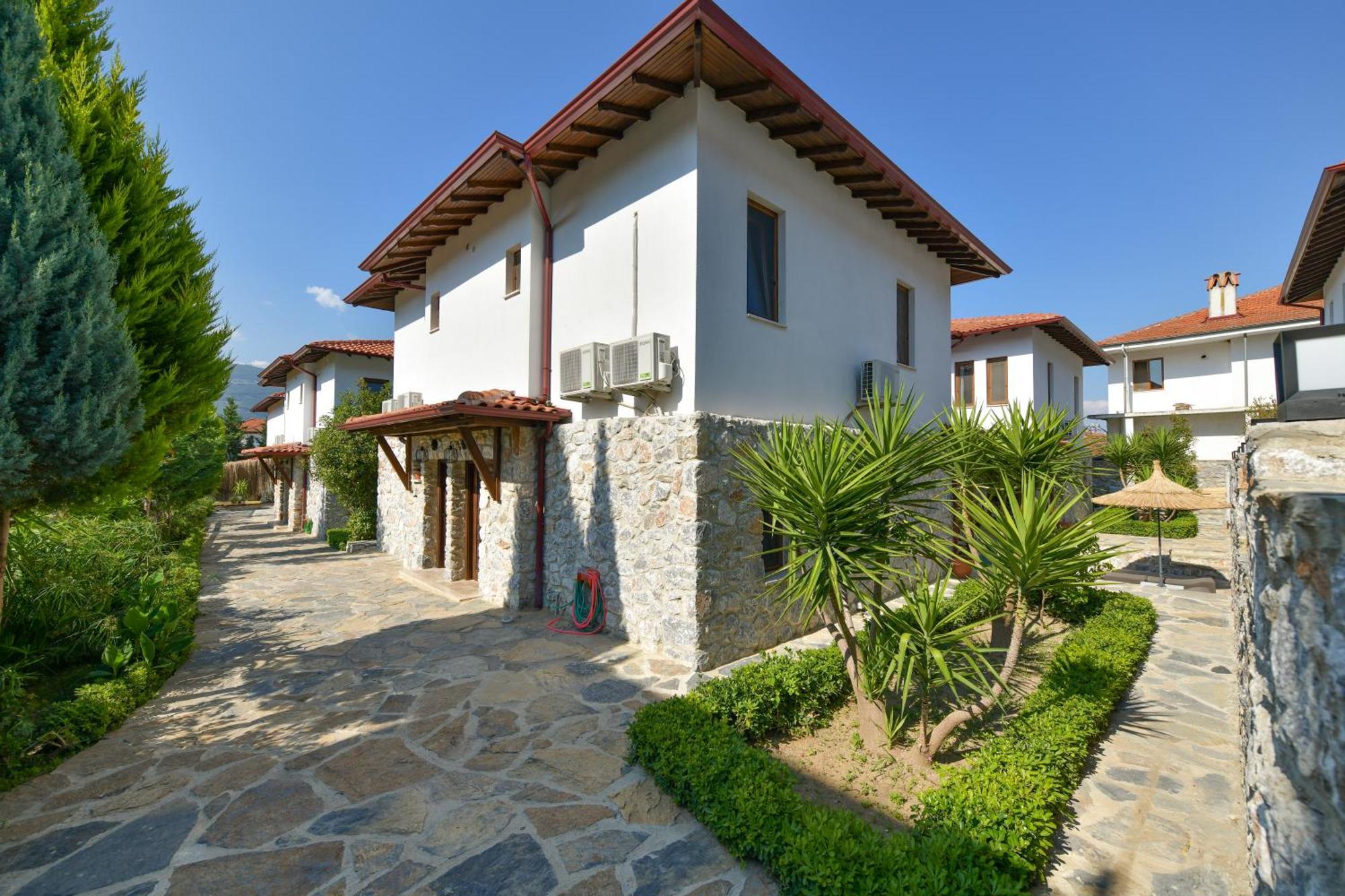 Okapi Suites Ula Exterior photo